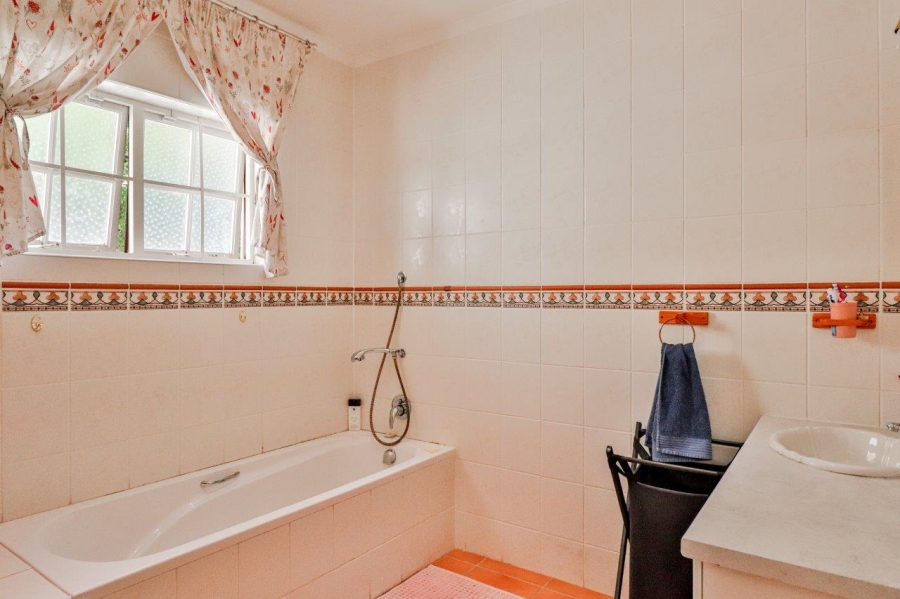 To Let 4 Bedroom Property for Rent in Helderberg Estate Western Cape